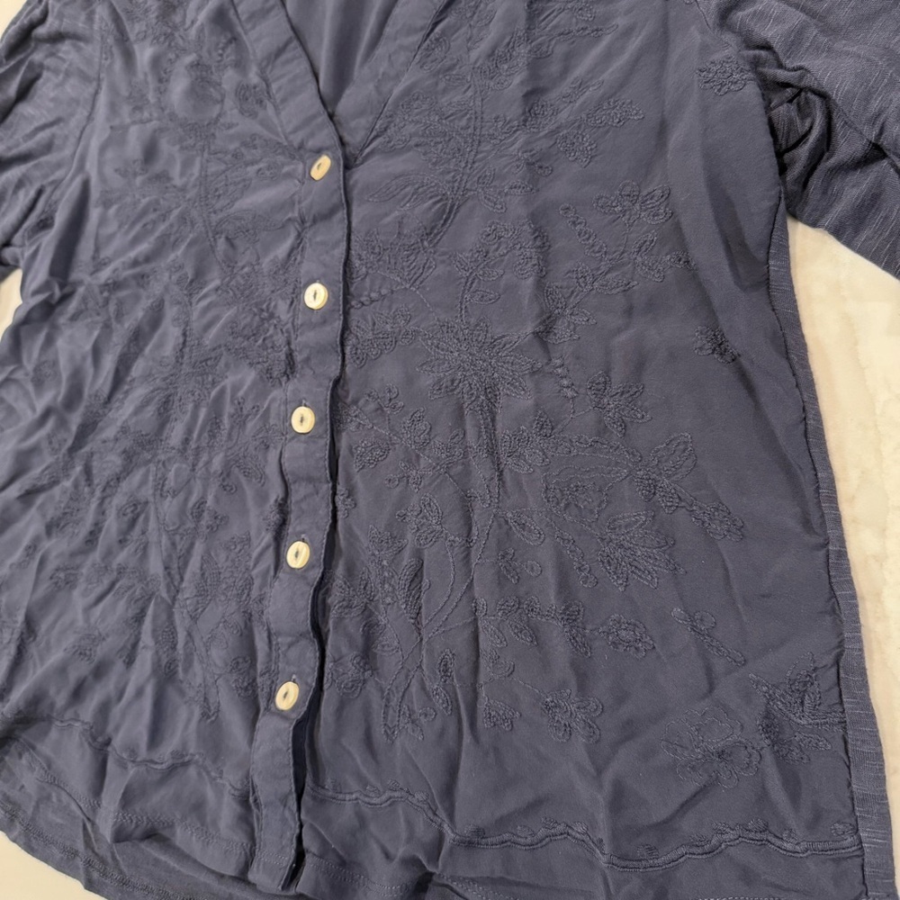 Democracy Floral Embroidered Button Front Blouse Ruffle Trim Women’s Medium Navy - Picture 3 of 8